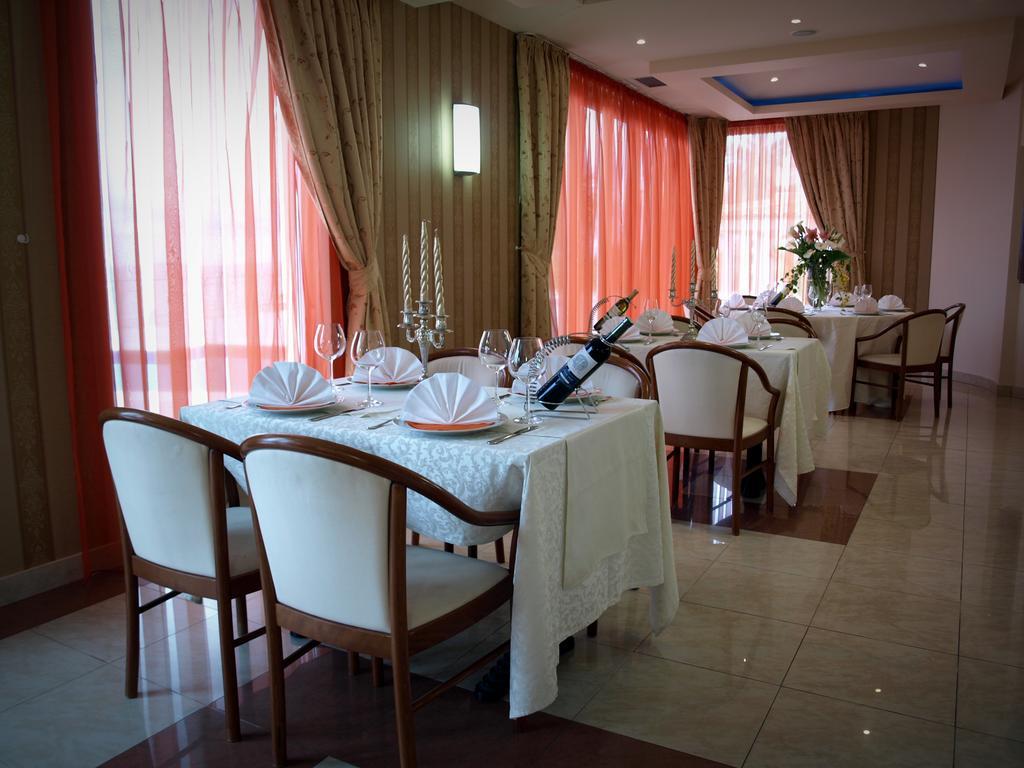 Hotel Neva Подстрана Екстер'єр фото